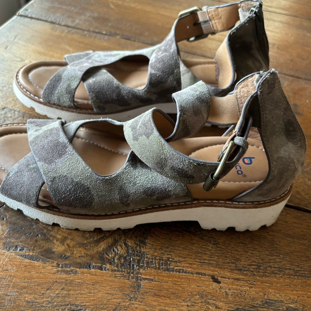 Bionica Women's Dania Sandal. Olive Camouflage Camo. Straps Back Zip. Size 9 - Picture 3 of 12